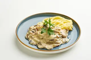 Курица с грибами и картофельным пюре (400г)