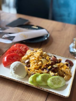 Kajgana sa kobasicom i crnim lukom