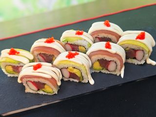 59. Dragón Roll De Arcoíris Atún