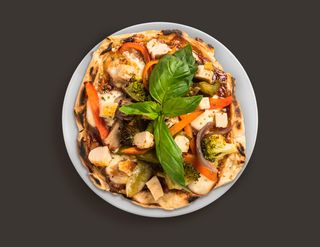 Pizza de yuca con pollo y salsa barbacoa