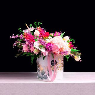 Aranjament floral in cutie cu eucalipt