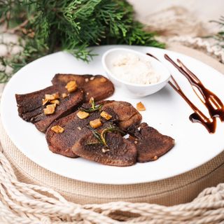 Телешки език на тиган с чесън и розмарин  180г