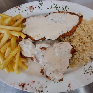 Pechuga Empanada Con Salsa De Roquefort