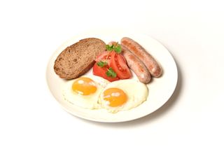 Яичница с колбасками из говядины