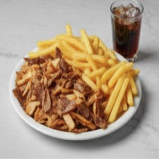 Plato de kebab con patatas