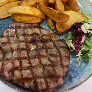 Ceafă de porc la grătar și cartofi prăjiți