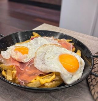 Ovos Rotos c/ Bacon e Molho Queijo Cheddar