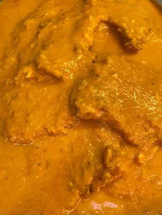 Ración De Lomo Relleno En Salsa De Pimientos