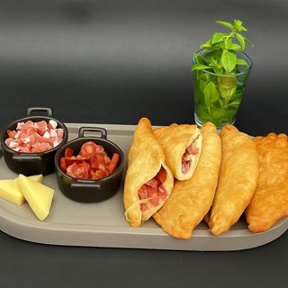 Box cu bacon, cârnat și cașcaval (6 bucăți)