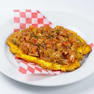 Patacón con guiso
