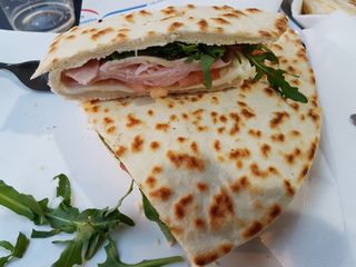 Piadina con Prosciutto Crudo, Stracchino e Rucola