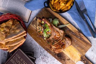 Cotlet de porc tomahawk cu cartofi 