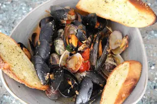 Zuppa di vongole, cozze, pomodorini e triangoli di pane pizza