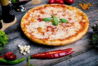 Menú 1 Pizza Grande + Nuggets De Pollo (6 Uds.) + Cola Lata