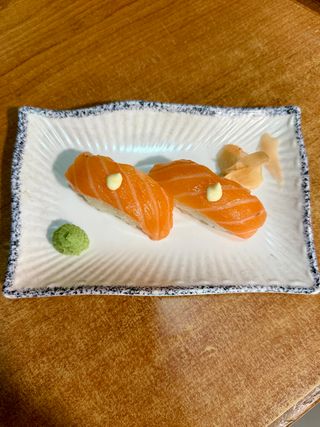 Nigiri de salmón (2 pzs.)