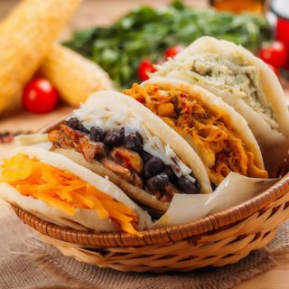 Arepa de frijol  negro  y queso