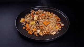 Noodles din orez cu fructe de mare și legume
