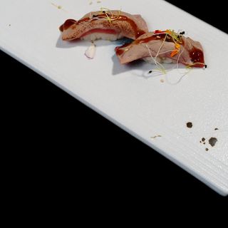 nigiri de atún flameado (2 pzas.)