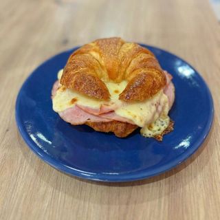 Croissant De Jamón Cocido Y Queso
