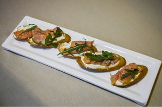 Брускети с Филаделфия, пушена сьомга и каперси  (250г)