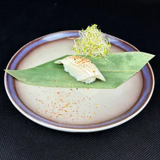 Nigiri opalany łosoś MOWI z prażonym porem 1szt.