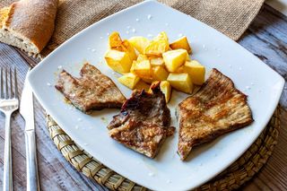 Secreto Ibérico con Patatas Asadas y verdurasa