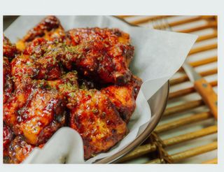 Bonoles De La Casa De Pollo Con Salsa Bbq Y Picante