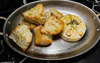 Сир Камамбер запечений з чабатою (200г)