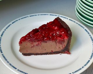 Шоколадний чізкейк з вишнею