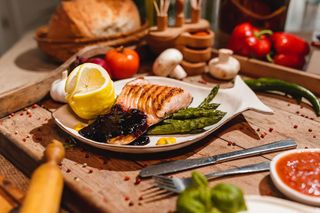 File de somon cu sparanghel