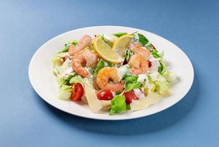 Sałatka Cezar z krewetkami