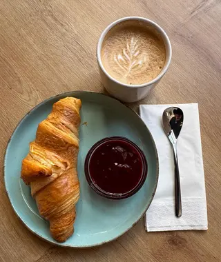 Croissant+ espresso/ cappuccino/ ceai