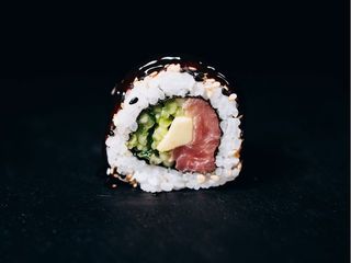 Каліфорнія в кунжуті з тунцем (265g)