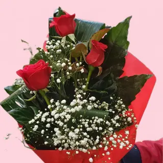 Tre rose rosse