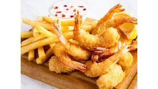 Креветки в кляре с картофелем фри (300г)