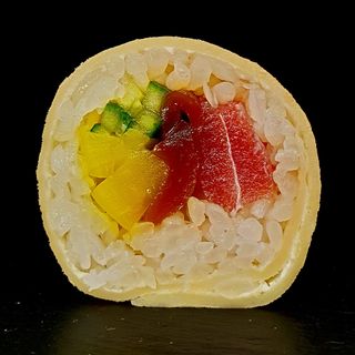 Tamago z surowym tuńczykiem