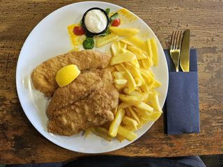 Pohana piletina s pomfritom