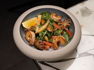 ТЕПЛИЙ САЛАТ З МОРЕПРОДУКТАМИ В ВЕРШКОВО-ТРЮФЕЛЬНОМУ СОУСІ (400g)