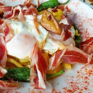 Huevos Rotos Al Foie y Jamón ibérico