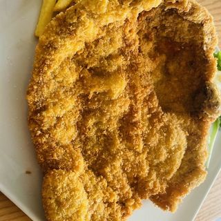 Cotoletta alla milanese con patatine