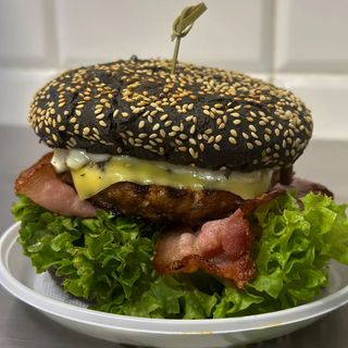 Бургер чорний з беконом (350г)