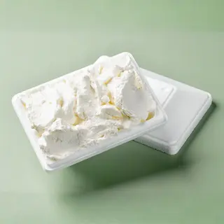 Vaschetta di panna fresca montata a frusta