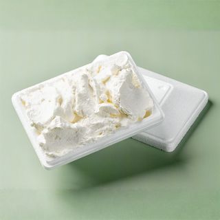 Vaschetta di panna fresca montata a frusta