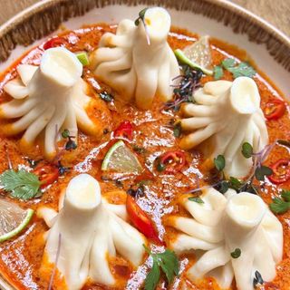 ხინკალი ზღვის პროდუქტებითა და ტომ იამის სოუსით /Khinkali with Seafood