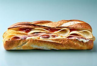 Panino con braciole, patatine, maionese e ketchup