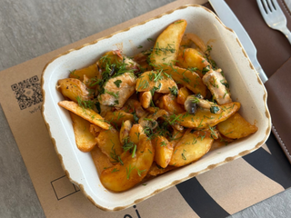 Картопля з куркою та печерицями