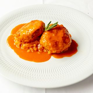 Cachopo de merluza relleno de centollu y salsa de carabineros