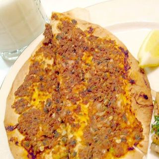 Pizza turca con carne y verduras