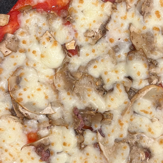 Pizza in teglia Funghi e Salsiccia base rossa - per 4 persone (circa)