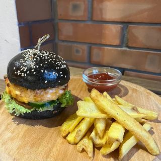 Бургер з куркою та картопляними діпами 